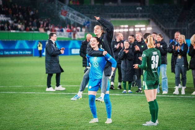 UWCL: VfL Wolfsburg vs. OL Lyonnes, 24.03.2026 Stina Johannes (VfL Wolfsburg, 1) feiert den Sieg mit Nelly Smolarczyk (VfL Wolfsburg, 12); UEFA Women s Champions League, Viertelfinale, Hinspiel: VfL Wolfsburg vs. OL Lyonnes am 24.03.2026 in der Volkswagen Arena, Wolfsburg DFB DFL REGULATIONS PROHIBIT ANY USE OF PHOTOGRAPHS AS IMAGE SEQUENCES AND OR QUASI-VIDEO. Copyright: xBEAUTIFULxSPORTS Tonhäuserx