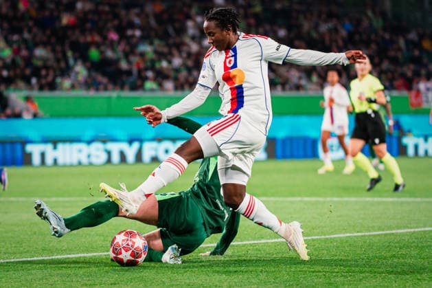 UWCL: VfL Wolfsburg vs. OL Lyonnes, 24.03.2026 Vicki Becho (OL Lyon, 7) gegen Sarai Linder (VfL Wolfsburg, 39); UEFA Women s Champions League, Viertelfinale, Hinspiel: VfL Wolfsburg vs. OL Lyonnes am 24.03.2026 in der Volkswagen Arena, Wolfsburg DFB DFL REGULATIONS PROHIBIT ANY USE OF PHOTOGRAPHS AS IMAGE SEQUENCES AND OR QUASI-VIDEO. Copyright: xBEAUTIFULxSPORTS Tonhäuserx