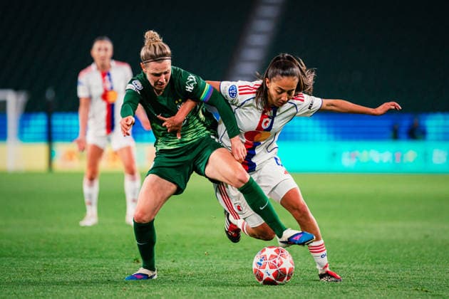 UWCL: VfL Wolfsburg vs. OL Lyonnes, 24.03.2026 Svenja Huth (VfL Wolfsburg, 10) gegen Selma Bacha (OL Lyon, 4); UEFA Women s Champions League, Viertelfinale, Hinspiel: VfL Wolfsburg vs. OL Lyonnes am 24.03.2026 in der Volkswagen Arena, Wolfsburg DFB DFL REGULATIONS PROHIBIT ANY USE OF PHOTOGRAPHS AS IMAGE SEQUENCES AND OR QUASI-VIDEO. Copyright: xBEAUTIFULxSPORTS Tonhäuserx