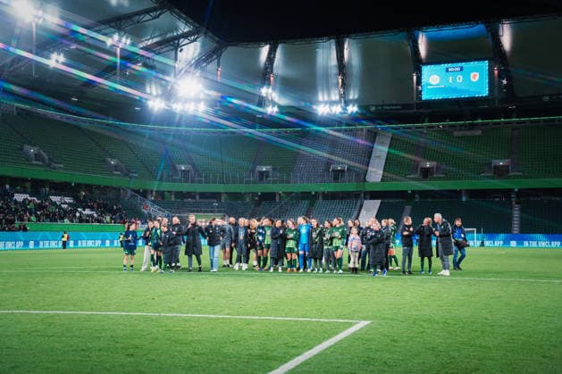 UWCL: VfL Wolfsburg vs. OL Lyonnes, 24.03.2026 Das Team geht zu den Fans (mit Sternfilter); UEFA Women s Champions League, Viertelfinale, Hinspiel: VfL Wolfsburg vs. OL Lyonnes am 24.03.2026 in der Volkswagen Arena, Wolfsburg DFB DFL REGULATIONS PROHIBIT ANY USE OF PHOTOGRAPHS AS IMAGE SEQUENCES AND OR QUASI-VIDEO. Copyright: xBEAUTIFULxSPORTS Tonhäuserx