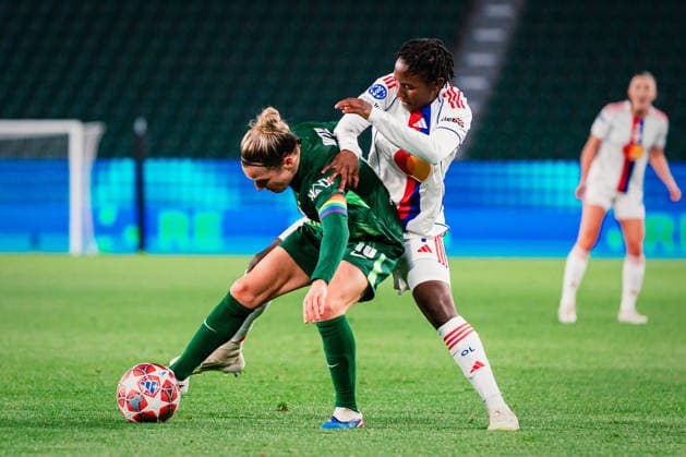 UWCL: VfL Wolfsburg vs. OL Lyonnes, 24.03.2026 Svenja Huth (VfL Wolfsburg, 10) gegen Vicki Becho (OL Lyon, 7); UEFA Women s Champions League, Viertelfinale, Hinspiel: VfL Wolfsburg vs. OL Lyonnes am 24.03.2026 in der Volkswagen Arena, Wolfsburg DFB DFL REGULATIONS PROHIBIT ANY USE OF PHOTOGRAPHS AS IMAGE SEQUENCES AND OR QUASI-VIDEO. Copyright: xBEAUTIFULxSPORTS Tonhäuserx