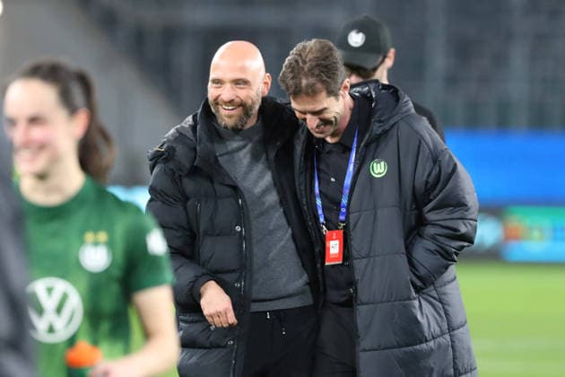 VfL vs. Lyon, CL Frauen, Wolfsburg, 24.03.2026, Fußball, Frauen, VfL Wolfsburg vs. Olympique Lyon, Champions League, Viertelfinale, Saison 2025 2026,Schlussjubel, Cheftrainer Stephan Lerch (VfL Wolfsburg), Sportdirektor Ralf Kellermann (VfL Wolfsburg) AOK Stadion Niedersachsen Deutschland
