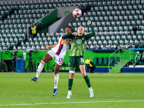 Ashley Lawrence (OL Lyonnes, 12) im Kopfballduell gegen Vivien Endemann (VfL Wolfsburg, 25) VfL Wolfsburg vs. Olympique Lyon, Fussball, Frauen UEFA Champions League, Viertelfinale, Saison 2025 2026, 24.03.2026 VfL Wolfsburg vs. Olympique Lyon, Fussball, Frauen UEFA Champions League, Viertelfinale, Saison 2025 2026, 24.03.2026 Wolfsburg Copyright: xEibner-Pressefoto DamianxKruczynx EP_DKI
