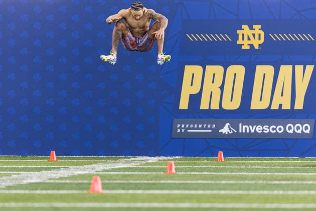 March 24, 2026: Defensive back Devonta Smith readies to run the 40 yard dash during the Notre Dame Football NFL, American Football Herren, USA Pro Day at Irish Athletic Center in South Bend, Indiana. CSM. South Bend United States of America - ZUMAc04_ 20260324_zma_c04_002 Copyright: xJohnxMersitsx