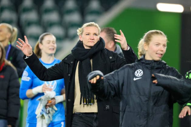 Wolfsburg, Deutschland: 24. März 2026 - UEFA Women™s Champions League - Viertelfinale Hinrunde - VfL Wolfsburg Frauen vs. OL Lyonnes Im Bild: Die verletzte Alexandra Popp (VfL) beim Abschlussjubel nach dem Sieg gegen OL Lyonnes in Wolfsburg Copyright: HMBxMedia MadeleinexFantini
