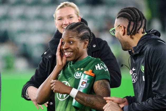 Wolfsburg, Deutschland: 24. März 2026 - UEFA Women™s Champions League - Viertelfinale Hinrunde - VfL Wolfsburg Frauen vs. OL Lyonnes Im Bild: v.li. die verletzte Alexandra Popp (VfL) und Lineth Beerensteyn (VfL) beim Abschlussjubel nach dem Sieg gegen OL Lyonnes in Wolfsburg Copyright: HMBxMedia MadeleinexFantini