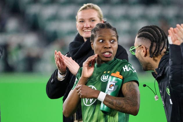 Wolfsburg, Deutschland: 24. März 2026 - UEFA Women™s Champions League - Viertelfinale Hinrunde - VfL Wolfsburg Frauen vs. OL Lyonnes Im Bild: v.li. die verletzte Alexandra Popp (VfL) und Lineth Beerensteyn (VfL) beim Abschlussjubel nach dem Sieg gegen OL Lyonnes in Wolfsburg Copyright: HMBxMedia MadeleinexFantini