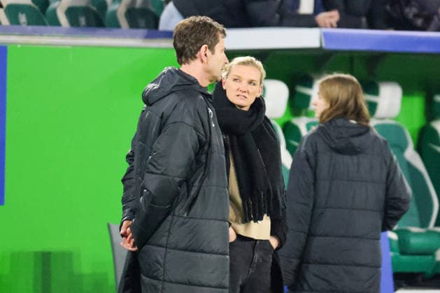 Wolfsburg, Deutschland: 24. März 2026 - UEFA Women™s Champions League - Viertelfinale Hinrunde - VfL Wolfsburg Frauen vs. OL Lyonnes Im Bild: v.li. Sportdirektor VfL Wolfsburg Ralf Kellermann (VfL) und die verletzte Alexandra Popp (VfL), die beide zur neuen Saison sich Borussia Dortmund anschließen, beim Abschlussjubel nach dem Sieg gegen OL Lyonnes in Wolfsburg Copyright: HMBxMedia MadeleinexFantini