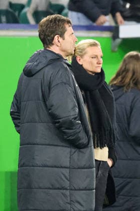 Wolfsburg, Deutschland: 24. März 2026 - UEFA Women™s Champions League - Viertelfinale Hinrunde - VfL Wolfsburg Frauen vs. OL Lyonnes Im Bild: v.li. Sportdirektor VfL Wolfsburg Ralf Kellermann (VfL) und die verletzte Alexandra Popp (VfL), die beide zur neuen Saison sich Borussia Dortmund anschließen, beim Abschlussjubel nach dem Sieg gegen OL Lyonnes in Wolfsburg Copyright: HMBxMedia MadeleinexFantini