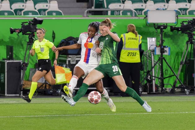 24.03.2026, xgrfx, Fussball UEFA Women s Champions League Viertelfinale , VfL Wolfsburg - OL Lyonnes v.l. Diani Kadidiatou (OL Lyonnes), Sarai Linder (VfL Wolfsburg) (DFL DFB REGULATIONS PROHIBIT ANY USE OF PHOTOGRAPHS as IMAGE SEQUENCES and or QUASI-VIDEO) Wolfsburg
