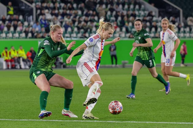24.03.2026, xgrfx, Fussball UEFA Women s Champions League Viertelfinale , VfL Wolfsburg - OL Lyonnes v.l. Camilla Küver (VfL Wolfsburg), Ada Hegerberg (OL Lyonnes) (DFL DFB REGULATIONS PROHIBIT ANY USE OF PHOTOGRAPHS as IMAGE SEQUENCES and or QUASI-VIDEO) Wolfsburg