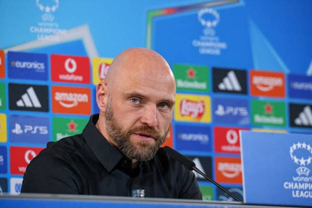 Wolfsburg, Deutschland: 24. März 2026 - UEFA Women™s Champions League - Viertelfinale Hinrunde - VfL Wolfsburg Frauen vs. OL Lyonnes Im Bild: Cheftrainer Stephan Lerch (VfL) bei der Pressekonferenz nach dem Sieg gegen Lyon Copyright: HMBxMedia MadeleinexFantini