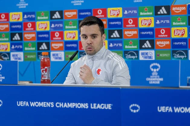 Deutschland: Fussball UEFA Women™s Champions League 2025 2026, Viertelfinale VfL Wolfsburg vs OL Lyonnes Volkswagen Arena (Wolfsburg): Giraldez Jonatan (OL Lyonnes, Trainer) in der Pressekonferenz Copyright: xMichellexLukax