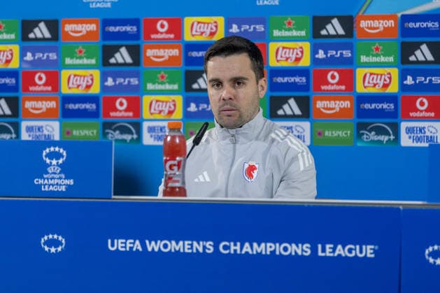 Deutschland: Fussball UEFA Women™s Champions League 2025 2026, Viertelfinale VfL Wolfsburg vs OL Lyonnes Volkswagen Arena (Wolfsburg): Giraldez Jonatan (OL Lyonnes, Trainer) in der Pressekonferenz Copyright: xMichellexLukax
