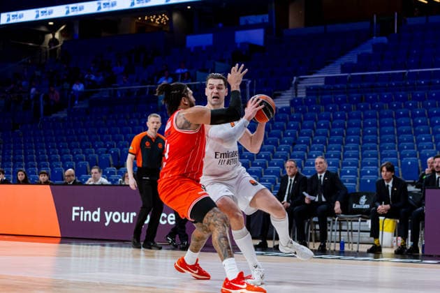 ESP: Real Madrid v Hapoel IBI Tel Aviv. Euroleague. Mario Hezonja of Real Madrid and Ish Wainright of Hapoel Tel Aviv during the Euroleague match, between Real Madrid and Hapoel IBI Tel Aviv played at Movistar Arena Stadium on March 24, 2026 in Madrid Spain Madrid Spain Basketball Copyright: xAlbaxPachecox xAgenciaxLOFx