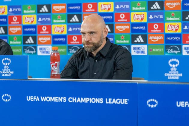 Deutschland: Fussball UEFA Women™s Champions League 2025 2026, Viertelfinale VfL Wolfsburg vs OL Lyonnes Volkswagen Arena (Wolfsburg):Lerch Stephan (VfL Wolfsburg, Trainer) in der Pressekonferenz Copyright: xMichellexLukax