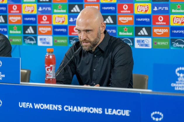 Deutschland: Fussball UEFA Women™s Champions League 2025 2026, Viertelfinale VfL Wolfsburg vs OL Lyonnes Volkswagen Arena (Wolfsburg): Lerch Stephan (VfL Wolfsburg, Trainer) in der Pressekonferenz Copyright: xMichellexLukax