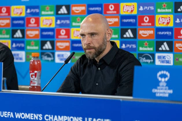 Deutschland: Fussball UEFA Women™s Champions League 2025 2026, Viertelfinale VfL Wolfsburg vs OL Lyonnes Volkswagen Arena (Wolfsburg): Lerch Stephan (VfL Wolfsburg, Trainer) in der Pressekonferenz Copyright: xMichellexLukax
