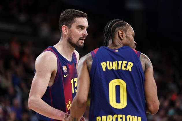 March 24, 2026, Barcelona, Barcelona, Spain: Tomas Satoransky of FC Barcelona, Barca speak with Kevin Punter, during the EuroLeague Regular Season Round 33 match played between FC Barcelona and Anadolu Efes Istanbul at Palau Blaugrana on March 24, 2026 in Barcelona, Spain. Barcelona Spain - ZUMAa181 20260324_zaa_a181_175 Copyright: xJavierxBorregox