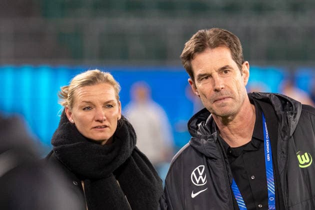 Deutschland, Fussball, UEFA, Womens Champions League, Viertelfinale, Hinspiel 2025 2026: VfL Wolfsburg - OL Lyonnes am 24.03. in Wolfsburg (Volkswagen Arena): Alexandra Popp (VfL Wolfsburg 11) und Ralf Kellermann. Beide ab der nächsten Saison bei Borussia Dortmund BVB Copyright: xSvenxHeidmannx