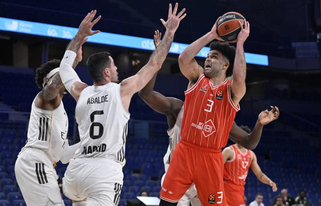 Real Madrid v Hapoel IBI Tel Aviv - EuroLeague MADRID, SPAIN - MARCH 24: Elijah Bryant (R) of Hapoel IBI Tel Aviv competes against Alberto Abalde Diaz (C) of Real Madrid during the EuroLeague Week 33 match at Movistar Arena in Madrid, Spain, on March 24, 2026. Burak Akbulut Anadolu Madrid Spain. Editorial use only. Please get in touch for any other usage.  Copyright: x2026xAnadoluxBurakxAkbulutx