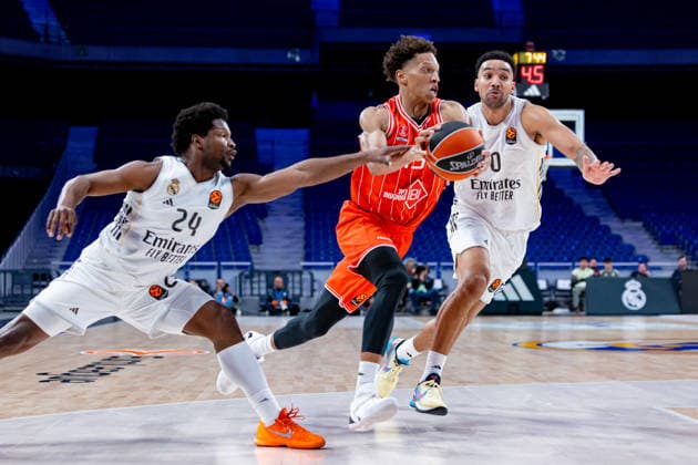 ESP: Real Madrid v Hapoel IBI Tel Aviv. Euroleague. Andres Feliz and Trey Lyles of Real Madrid and Kessler Edwards of Hapoel during the Euroleague match, between Real Madrid and Hapoel IBI Tel Aviv played at Movistar Arena Stadium on March 24, 2026 in Madrid Spain Madrid Spain Basketball Copyright: xAlbaxPachecox xAgenciaxLOFx