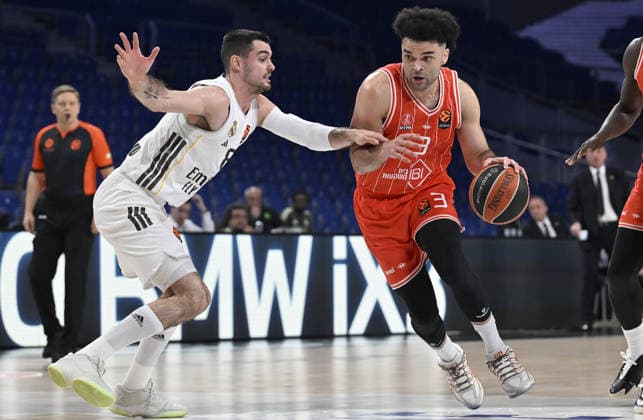 Real Madrid v Hapoel IBI Tel Aviv - EuroLeague MADRID, SPAIN - MARCH 24: Elijah Bryant (R) of Hapoel IBI Tel Aviv competes against Alberto Abalde Diaz (L) of Real Madrid during the EuroLeague Week 33 match at Movistar Arena in Madrid, Spain, on March 24, 2026. Burak Akbulut Anadolu Madrid Spain. Editorial use only. Please get in touch for any other usage.  Copyright: x2026xAnadoluxBurakxAkbulutx