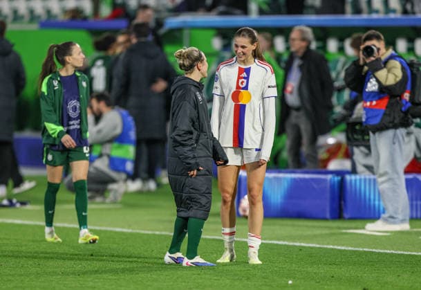 GER, Wolfsburg, VfL Wolfsburg vs Olympique Lyon, Women s Champions League, Fussball, UEFA, Spielzeit 2025 2026, AOK Arena, Viertelfinale, Hinspiel im Bild: Jule Brand (Olympique Lyon Frauen 29) mit Svenja Huth (VfL Wolfsburg Frauen 10) nach dem Spiel DFB DFL REGULATIONS PROHIBIT ANY USE OF PHOTOGRAPHS AS IMAGE SEQUENCES AND OR QUASI-VIDEO, 24.03.2026 Copyright: HMBxMedia HendrikxHamelau