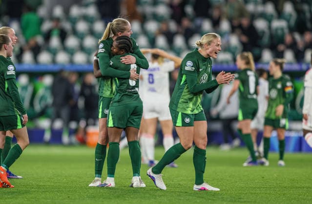 GER, Wolfsburg, VfL Wolfsburg vs Olympique Lyon, Women s Champions League, Fussball, UEFA, Spielzeit 2025 2026, AOK Arena, Viertelfinale, Hinspiel im Bild: Freude und Emotionen nach dem Sieg bei Vfl Wolfsburg Frauen, Camilla Küver (VfL Wolfsburg Frauen 16), Lineth Beerensteyn (VfL Wolfsburg Frauen 9) DFB DFL REGULATIONS PROHIBIT ANY USE OF PHOTOGRAPHS AS IMAGE SEQUENCES AND OR QUASI-VIDEO, 24.03.2026 Copyright: HMBxMedia HendrikxHamelau