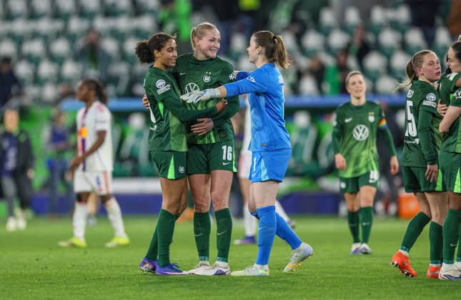 GER, Wolfsburg, VfL Wolfsburg vs Olympique Lyon, Women s Champions League, Fussball, UEFA, Spielzeit 2025 2026, AOK Arena, Viertelfinale, Hinspiel im Bild: Freude und Emotionen nach dem Sieg bei Vfl Wolfsburg Frauen, Cora Zicai (VfL Wolfsburg Frauen 28), Camilla Küver (VfL Wolfsburg Frauen 16), Stina Johannes (VfL Wolfsburg Frauen 1) DFB DFL REGULATIONS PROHIBIT ANY USE OF PHOTOGRAPHS AS IMAGE SEQUENCES AND OR QUASI-VIDEO, 24.03.2026 Copyright: HMBxMedia HendrikxHamelau