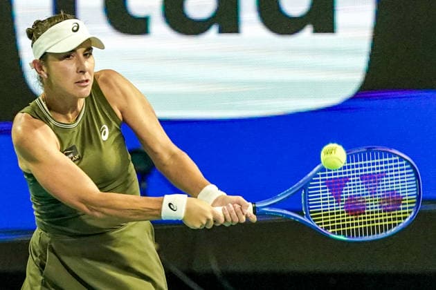 March 24, 2026, Miami Gardens, Florida, USA: Belinda Bencic (SUI) returns a shot to Coco Gauff (not pictured) during the women s quarterfinals singles match at the 2026 Miami Open presented by Itau at Hard Rock Stadium. Miami Gardens USA - ZUMAw109 20260324_fap_w109_007 Copyright: xDebbyxWongx