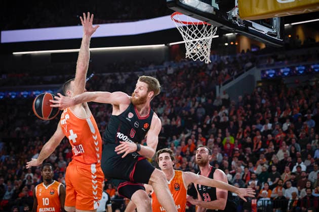 (260325) -- VALENCIA, March 25, 2026 -- Mattew Costello (L) of Valencia vies with Thomas Walkup of Olympiacos Piraeus during the EuroLeague basketball match between Valencia and Olympiacos Piraeus in Valencia, Spain, on March 24, 2026. (Photo by Xinhua) (SP)SPAIN-VALENCIA-BASKETBALL-EUROLEAGUE-VALENCIA VS OLYMPIACOS PIRAEUS PabloxMorano 