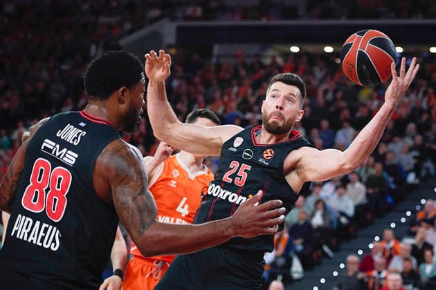 (260325) -- VALENCIA, March 25, 2026 -- Alec Peters (R) of Olympiacos Piraeus competes during the EuroLeague basketball match between Valencia and Olympiacos Piraeus in Valencia, Spain, on March 24, 2026. (Photo by Xinhua) (SP)SPAIN-VALENCIA-BASKETBALL-EUROLEAGUE-VALENCIA VS OLYMPIACOS PIRAEUS PabloxMorano 