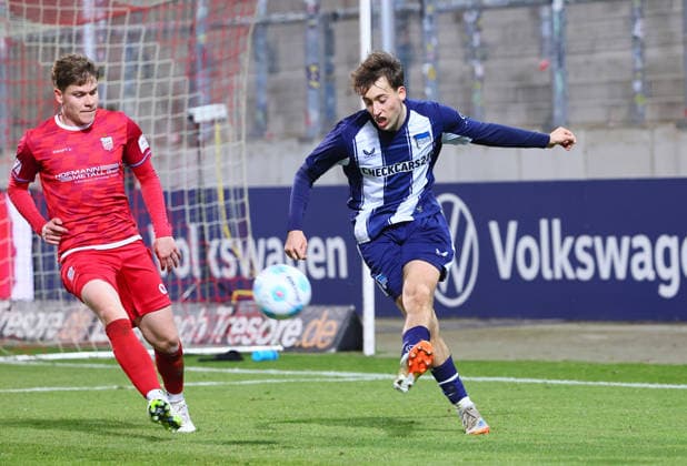 Zwickau, 24.03.2026, GGZ-Arena, Fußball, Spieltag 22, Nachholtermin, Regionallliga NO , FSV Zwickau vs. Hertha BSC Berlin II. 2:0 (1:0) , Im Bild v.l.: Kilian Senkbeil (4, Zwickau) und Tim Hoffmann ( 46, Hertha) , *** Zwickau, 24 03 2026, GGZ Arena, Soccer, Matchday 22, Catch-up date, Regional League NO , FSV Zwickau vs Hertha BSC Berlin II 2 0 1 0 , Pictured from l Kilian Senkbeil 4, Zwickau and Tim Hoffmann 46, Hertha , Picture Point