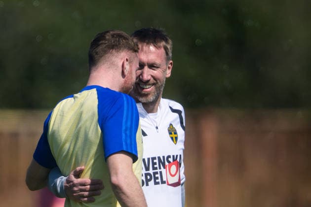260325 Injured player Dejan Kulusevski gets a hug from head coach Graham Potter of the Swedish national football team during a training session on March 25, 2026 in Valencia. Photo: Joel Marklund BILDBYRAN kod JM JM0806 bbeng fotboll football soccer fotball vm-kval FIFA World Cup, WM, Weltmeisterschaft, Fussball qualifier qualifier träning practice training sverige sweden sverige a Copyright: JOELxMARKLUND BB260325JM001