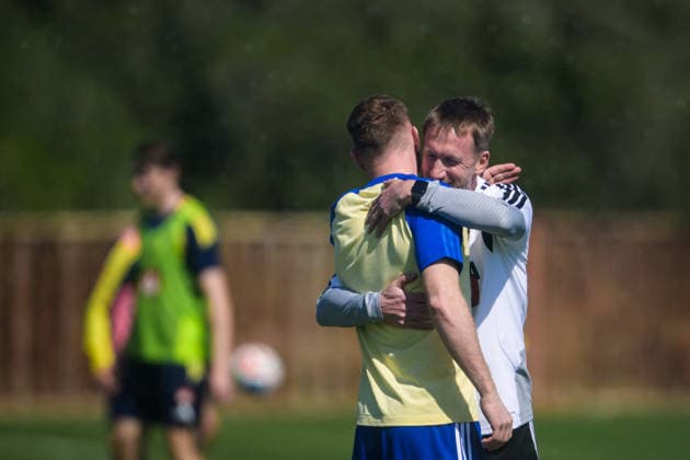 260325 Injured player Dejan Kulusevski gets a hug from head coach Graham Potter of the Swedish national football team during a training session on March 25, 2026 in Valencia. Photo: Joel Marklund BILDBYRAN kod JM JM0806 bbeng fotboll football soccer fotball vm-kval FIFA World Cup, WM, Weltmeisterschaft, Fussball qualifier qualifier träning practice training sverige sweden sverige a Copyright: JOELxMARKLUND BB260325JM002
