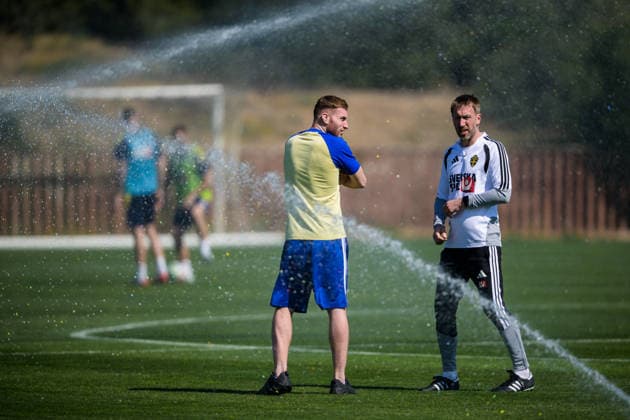 260325 Injured player Dejan Kulusevski and head coach Graham Potter of the Swedish national football team during a training session on March 25, 2026 in Valencia. Photo: Joel Marklund BILDBYRAN kod JM JM0806 bbeng fotboll football soccer fotball vm-kval FIFA World Cup, WM, Weltmeisterschaft, Fussball qualifier qualifier träning practice training sverige sweden sverige a Copyright: JOELxMARKLUND BB260325JM008