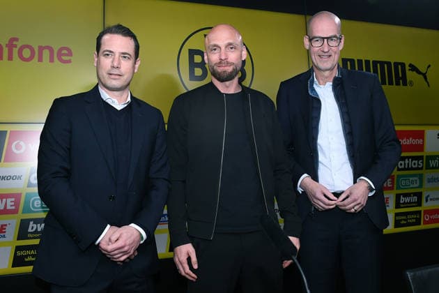 Fußball 1. Bundesliga Vorstellung von Nils-Ole Book bei Borussia Dortmund am 25.03.2026 im Signal Iduna Park in Dortmund Lars Ricken ( Geschäftsführer Dortmund ), links - Nils-Ole Book ( Sportdirektor Dortmund ), mitte - Carsten Kramer ( Sprecher der Geschäftsführung Dortmund ), rechts