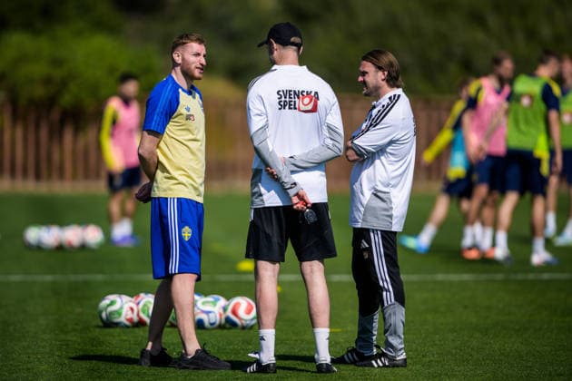 260325 Injured player Dejan Kulusevski and assistant coaches Andreas Georgson and Björn Hamberg of the Swedish national football team during a training session on March 25, 2026 in Valencia. Photo: Joel Marklund BILDBYRAN kod JM JM0806 bbeng fotboll football soccer fotball vm-kval FIFA World Cup, WM, Weltmeisterschaft, Fussball qualifier qualifier träning practice training sverige sweden sverige a Copyright: JOELxMARKLUND BB260325JM015