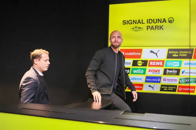 Dortmund, Deutschland: 25. März 2026 - Pressekonferenz - Vorstellung des neuen BVB Sportdirektors Nils-Ole Book Im Bild: v.li. Geschäftsführer Lars Ricken (BVB) und der neue BVB Sportdirektor Nils-Ole Book (BVB) vor der Pressekonferenz zur Vorstellung des neuen Sportdirektors DFB regulations prohibit any use of photographs as image sequences and or quasi-photo