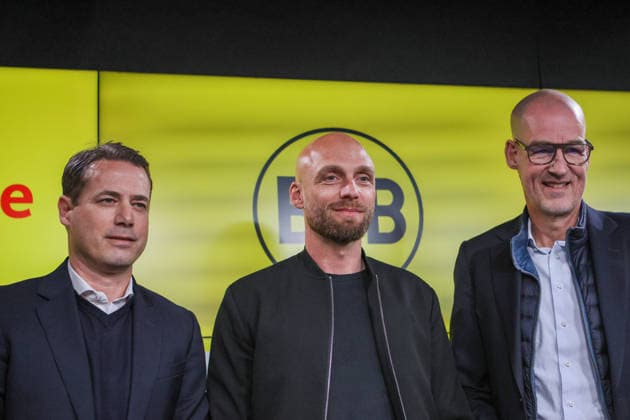 Dortmund, Deutschland: 25. März 2026 - Pressekonferenz - Vorstellung des neuen BVB Sportdirektors Nils-Ole Book Im Bild: v.li. Geschäftsführer Lars Ricken (BVB), der neue BVB Sportdirektor Nils-Ole Book (BVB) und Geschäftsführer Carsten Cramer (BVB) bei der Pressekonferenz zur Vorstellung des neuen Sportdirektors DFB regulations prohibit any use of photographs as image sequences and or quasi-photo