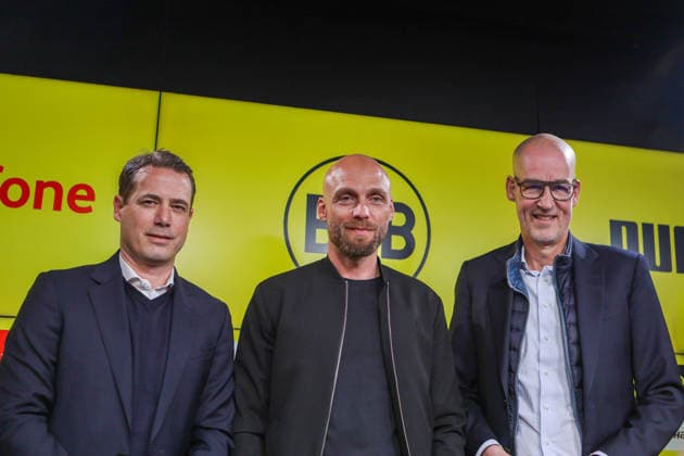 Dortmund, Deutschland: 25. März 2026 - Pressekonferenz - Vorstellung des neuen BVB Sportdirektors Nils-Ole Book Im Bild: v.li. Geschäftsführer Lars Ricken (BVB), der neue BVB Sportdirektor Nils-Ole Book (BVB) und Geschäftsführer Carsten Cramer (BVB) bei der Pressekonferenz zur Vorstellung des neuen Sportdirektors DFB regulations prohibit any use of photographs as image sequences and or quasi-photo
