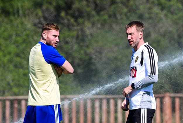 VALENCIA 20260325 Sveriges förbundskapten Graham Potter och Dejan Kulusevski under fotbollslandslagets träning pa en träningsanläggningen utanför Valencia inför torsdagens VM-kval playoff mot Ukraina. VALENCIA SPANIEN x10030x
