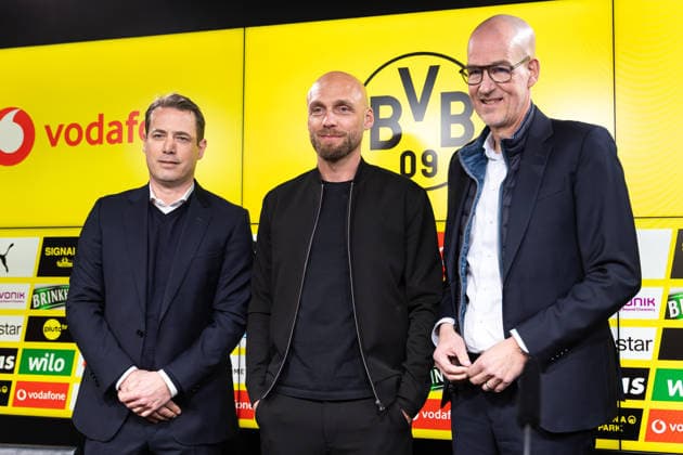 25.03.2026, Fussball, Pressekonferenz, Vorstellung des neuen Sportdirektors Ole Book (Borussia Dortmund). v. l. Geschäftsführer Lars Ricken (Borussia Dortmund), Sportdirektor Ole Book (Borussia Dortmund), Geschäftsführer Carsten Cramer (Borussia Dortmund). Dortmund Signal Iduna Park NRW Deutschland xRHR-FOTO DEx