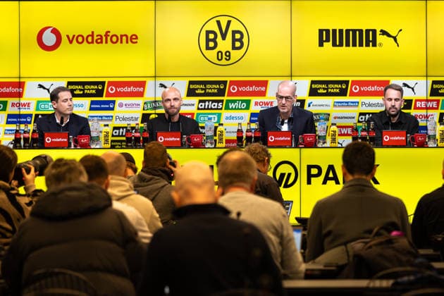25.03.2026, Fussball, Pressekonferenz, Vorstellung des neuen Sportdirektors Ole Book (Borussia Dortmund). v. l. Geschäftsführer Lars Ricken (Borussia Dortmund), Sportdirektor Ole Book (Borussia Dortmund), Geschäftsführer Carsten Cramer (Borussia Dortmund), Pressesprecher Sven Westerschulze (Borussia Dortmund). Dortmund Signal Iduna Park NRW Deutschland xRHR-FOTO DEx
