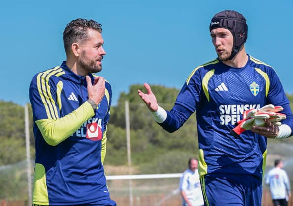 VALENCIA 20260325 Malvakterna Kristoffer Nordfeldt och Noel Törnqvist under fotbollslandslagets träning pa en träningsanläggningen utanför Valencia inför torsdagens VM-kval playoff mot Ukraina. VALENCIA SPANIEN x10030x