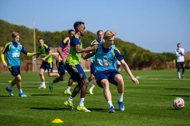 260325 Taha Abdi Ali and Lucas Bergvall of the Swedish national football team during a training session on March 25, 2026 in Valencia. Photo: Joel Marklund BILDBYRAN kod JM JM0806 bbeng fotboll football soccer fotball vm-kval FIFA World Cup, WM, Weltmeisterschaft, Fussball qualifier qualifier träning practice training sverige sweden sverige a Copyright: JOELxMARKLUND BB260325JM039