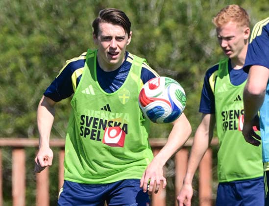 VALENCIA 20260325 Elliot Stroud och Hugo Larsson under fotbollslandslagets träning pa en träningsanläggningen utanför Valencia inför torsdagens VM-kval playoff mot Ukraina. VALENCIA SPANIEN x10030x