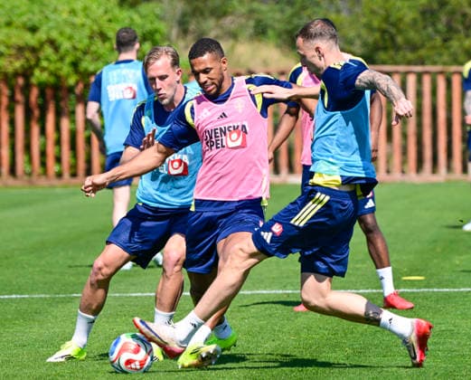 VALENCIA 20260325 Herman Johansson, Isak Hien och Gustaf Nilsson under fotbollslandslagets träning pa en träningsanläggningen utanför Valencia inför torsdagens VM-kval playoff mot Ukraina. VALENCIA SPANIEN x10030x