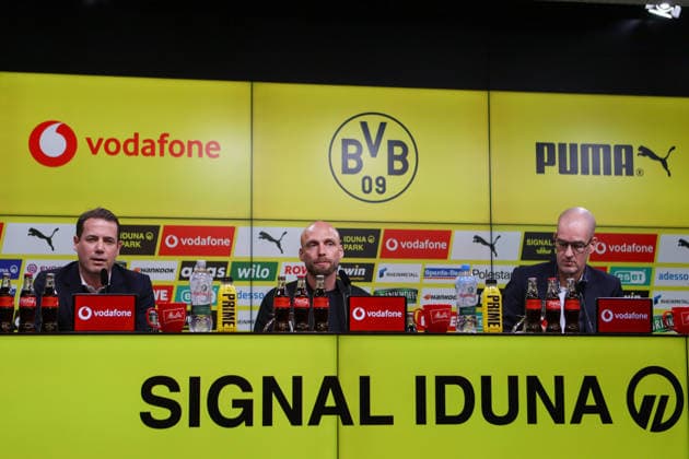 Dortmund, Deutschland: 25. März 2026 - Pressekonferenz - Vorstellung des neuen BVB Sportdirektors Ole Book Im Bild: v.li. Geschäftsführer Lars Ricken (BVB), der neue BVB Sportdirektor Ole Book (BVB) und Geschäftsführer Carsten Cramer (BVB) bei der Pressekonferenz DFB regulations prohibit any use of photographs as image sequences and or quasi-photo